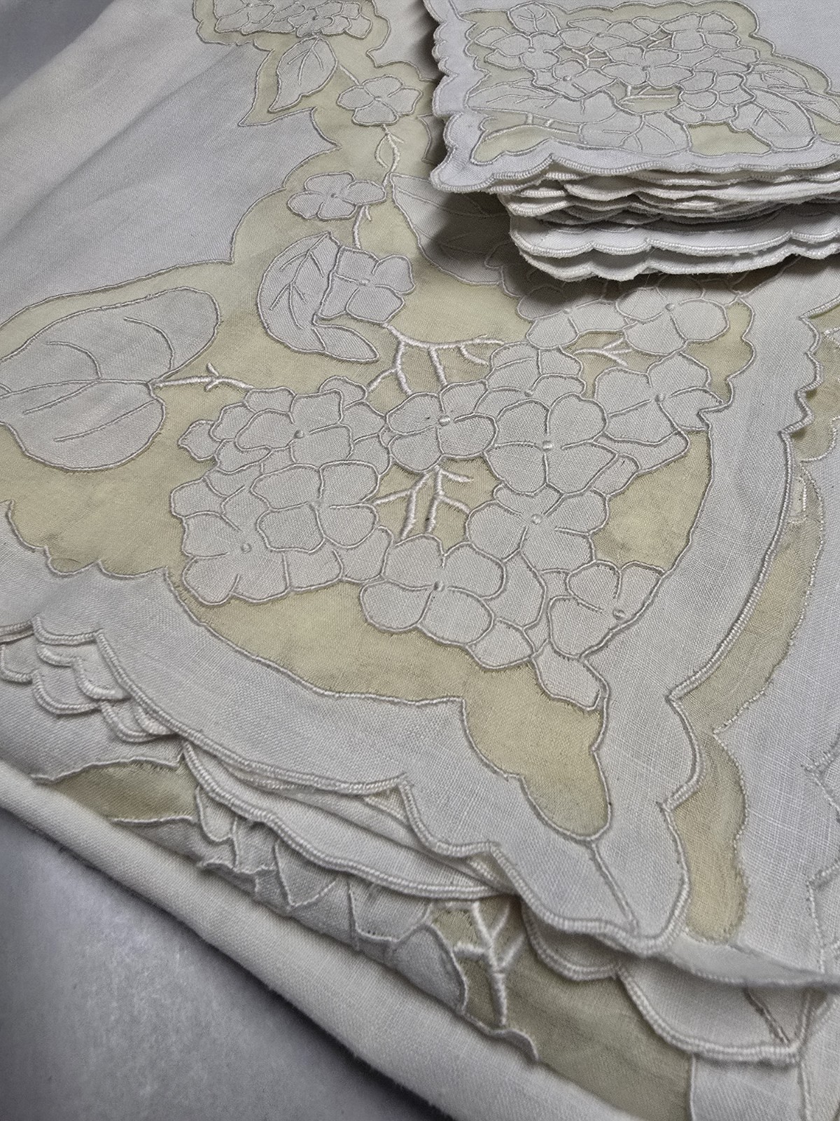 Vtg Fine White Linen Square Tablecloth & 5 Napkings Hydrangea Cutwork Organdy Vtg Fine White Linen Square Tablecloth & 5 Napkings Hydrangea Cutwork Organdy