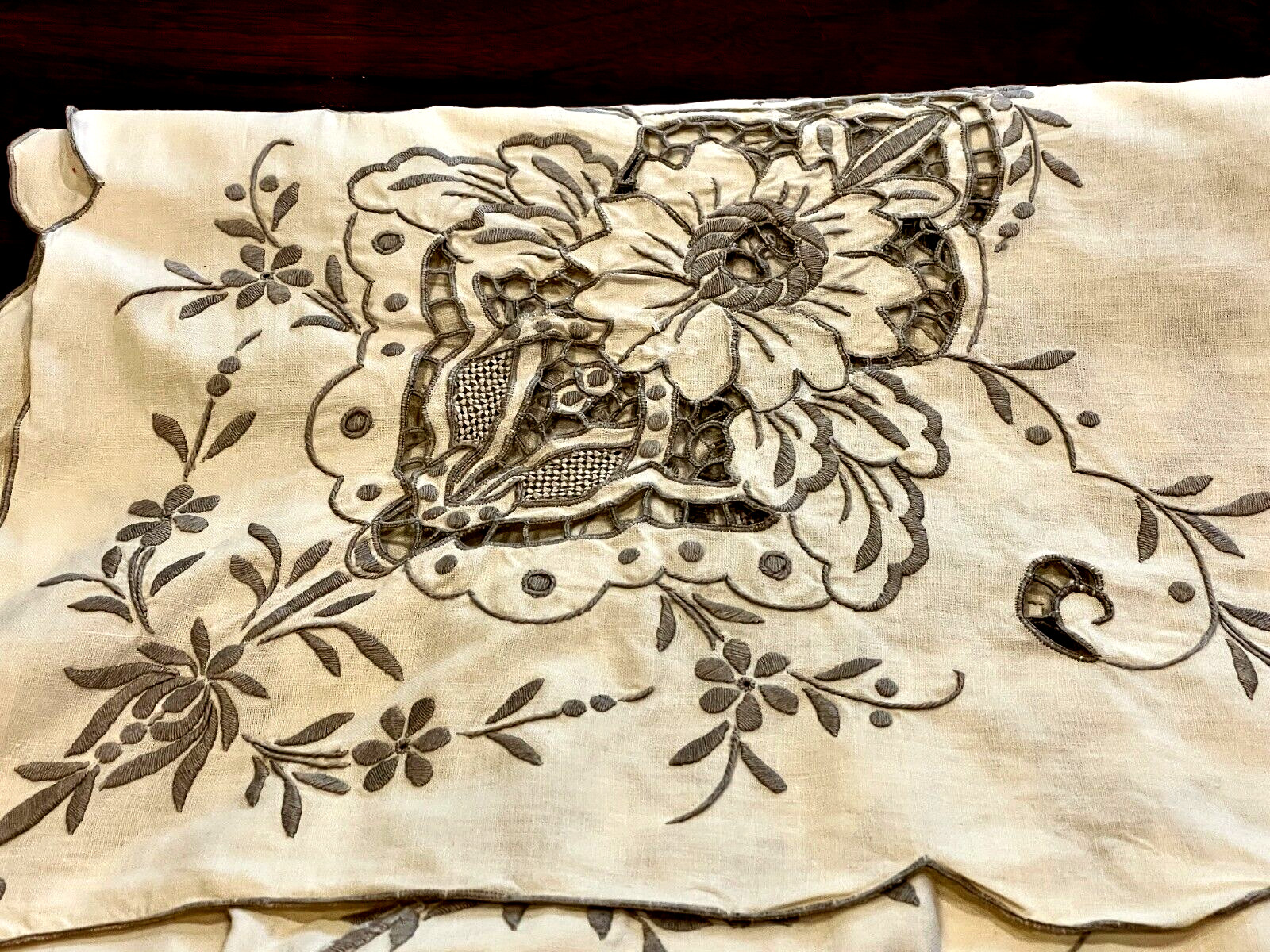 WONDERFUL ECRU COTTON HAND CRAFTED MADEIRA TABLECLOTH C 1960'S WONDERFUL ECRU COTTON HAND CRAFTED MADEIRA TABLECLOTH C 1960'S