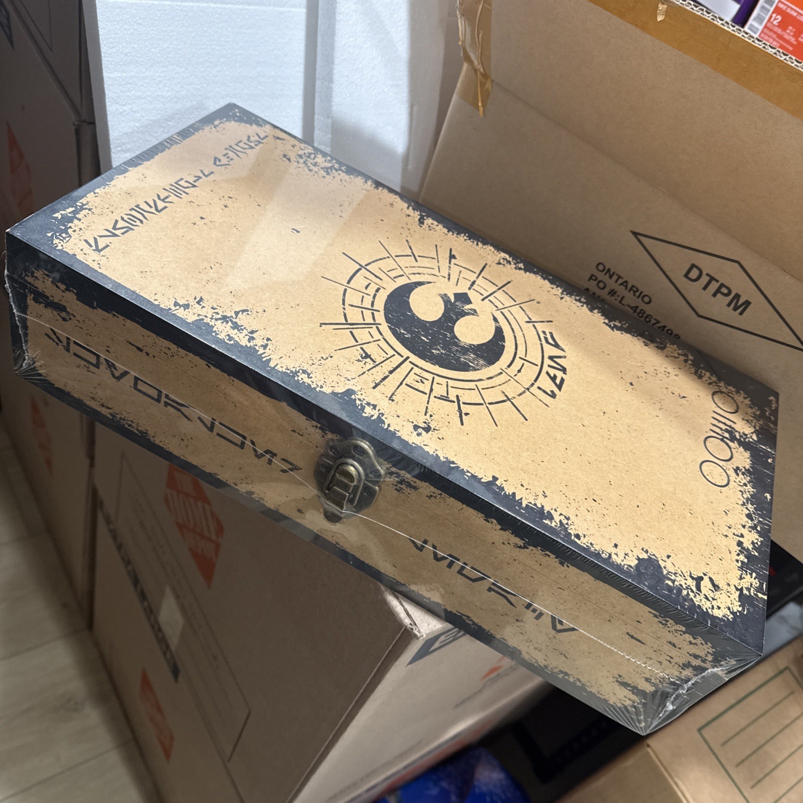 Band New-Sealed Never opened Luke and Leia Skywalker Legacy Lightsaber Box Set