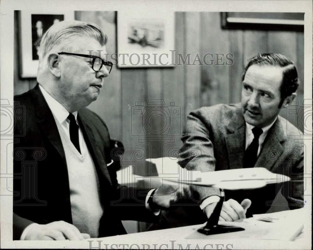 1969 Press Photo Bill Lear and illustrator Don Moss inspect a airplane model