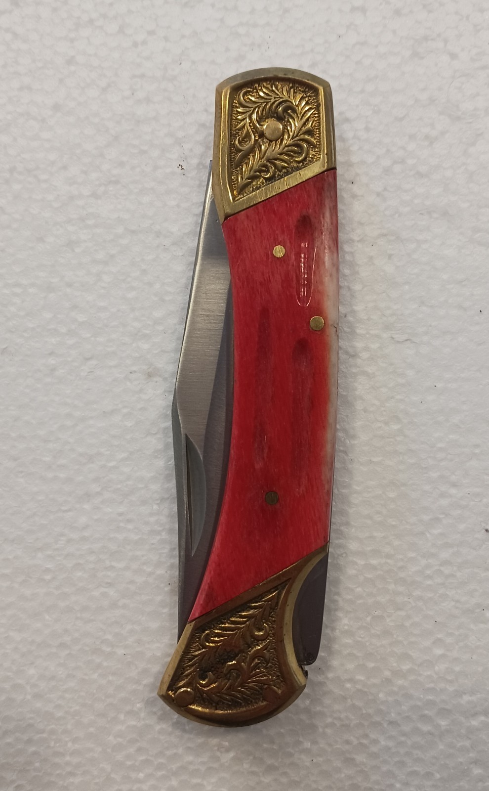 Frost Cutlery Lockback Clip Point Knife with a red jigged bone handle Frost Cutlery Lockback Clip Point Knife with a red jigged bone handle