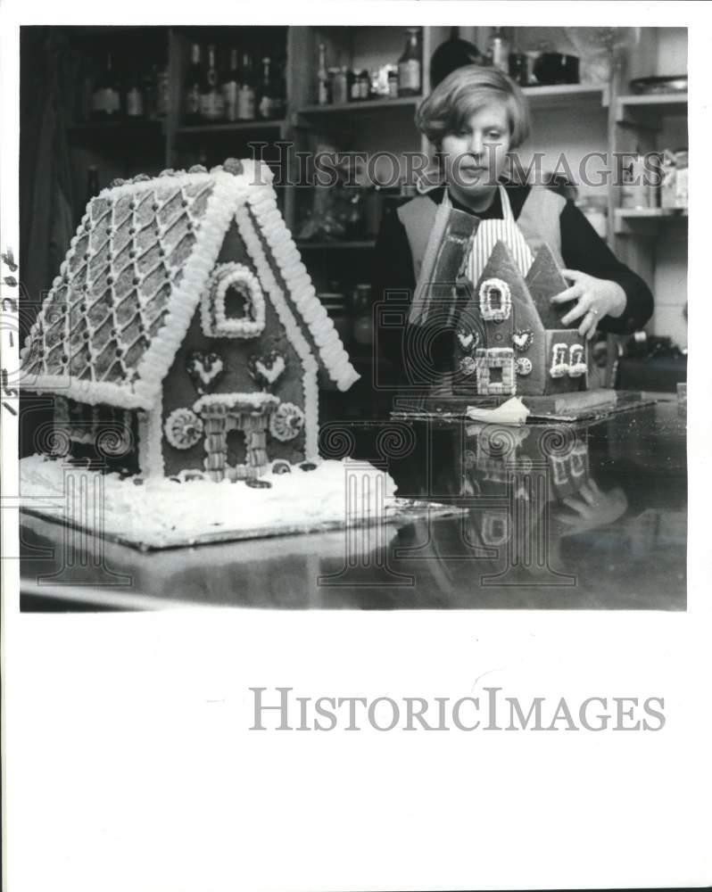 1976 Press Photo Kathy Kirkpatrick making a traditional German Gingerbread house 1976 Press Photo Kathy Kirkpatrick making a traditional German Gingerbread house