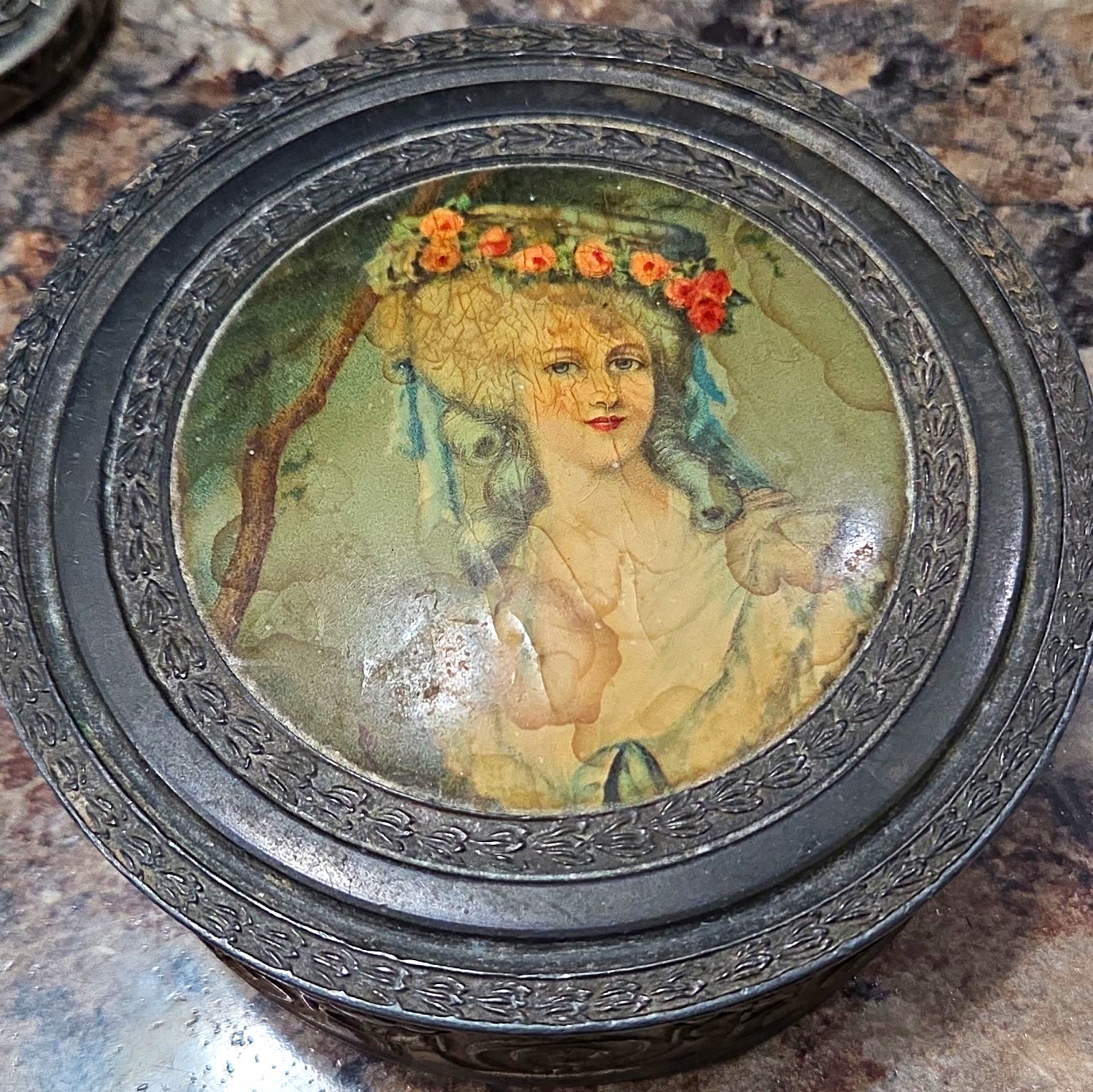 vintage 1930s lidded powder or vanity trinket box with mirror