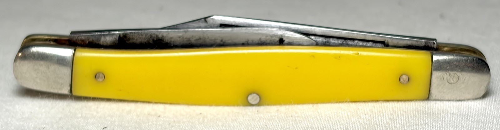 Vintage Camillus 2 Blade Yellow Handle Pocket Knife Vintage Camillus 2 Blade Yellow Handle Pocket Knife