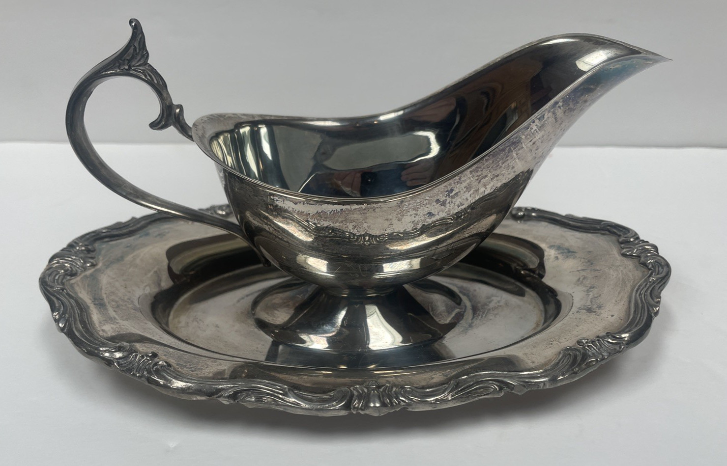 FB Rogers GRAVY BOAT WITH ATTACHED UNDERPLATE FB Rogers GRAVY BOAT WITH ATTACHED UNDERPLATE