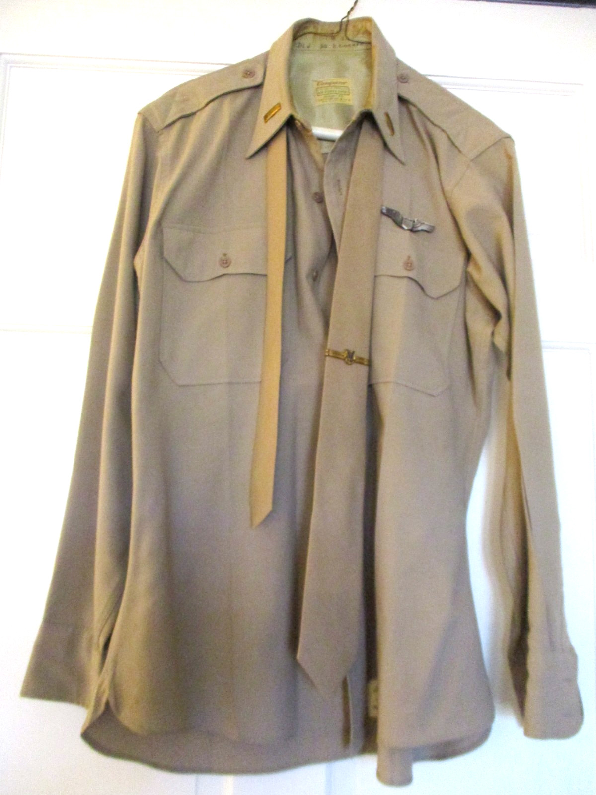 WW11 PILOTS REGULATION SHIRT WITH TIE , WINGS, TIE CLASP, SZ 40 WW11 PILOTS REGULATION SHIRT WITH TIE , WINGS, TIE CLASP, SZ 40