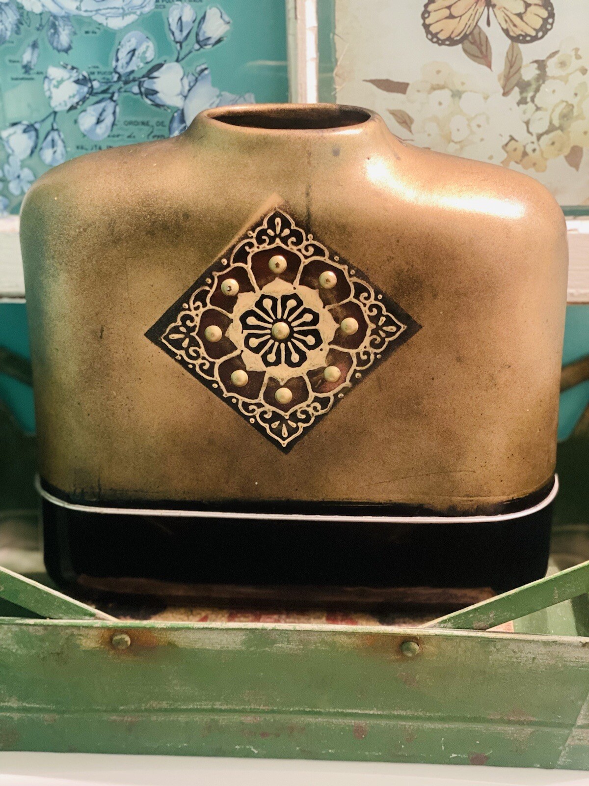 Tuscan Style 2-Tone Gold Embellished Large Ceramic Decorative Vase Tuscan Style 2-Tone Gold Embellished Large Ceramic Decorative Vase