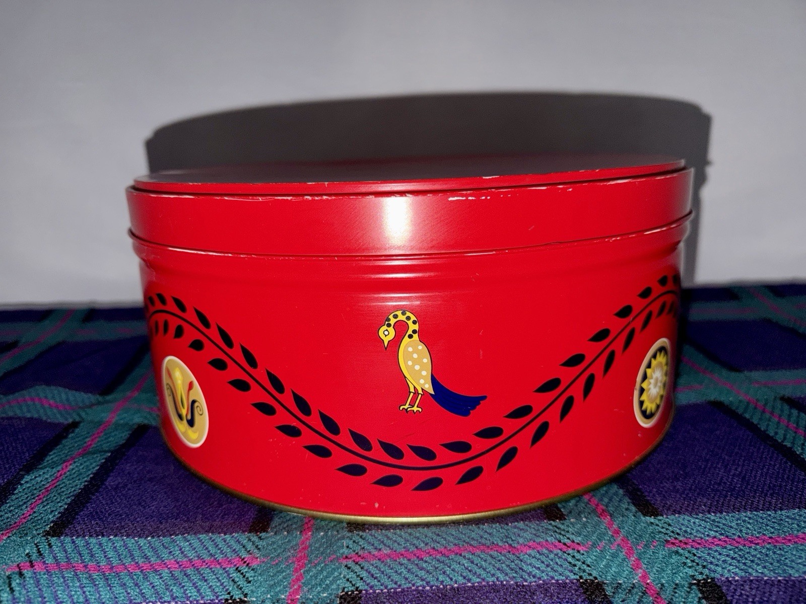 Large Vintage RED ROUND BISCUIT TIN METAL CANISTER WOMAN BAKING SCENE Decorative Large Vintage RED ROUND BISCUIT TIN METAL CANISTER WOMAN BAKING SCENE Decorative