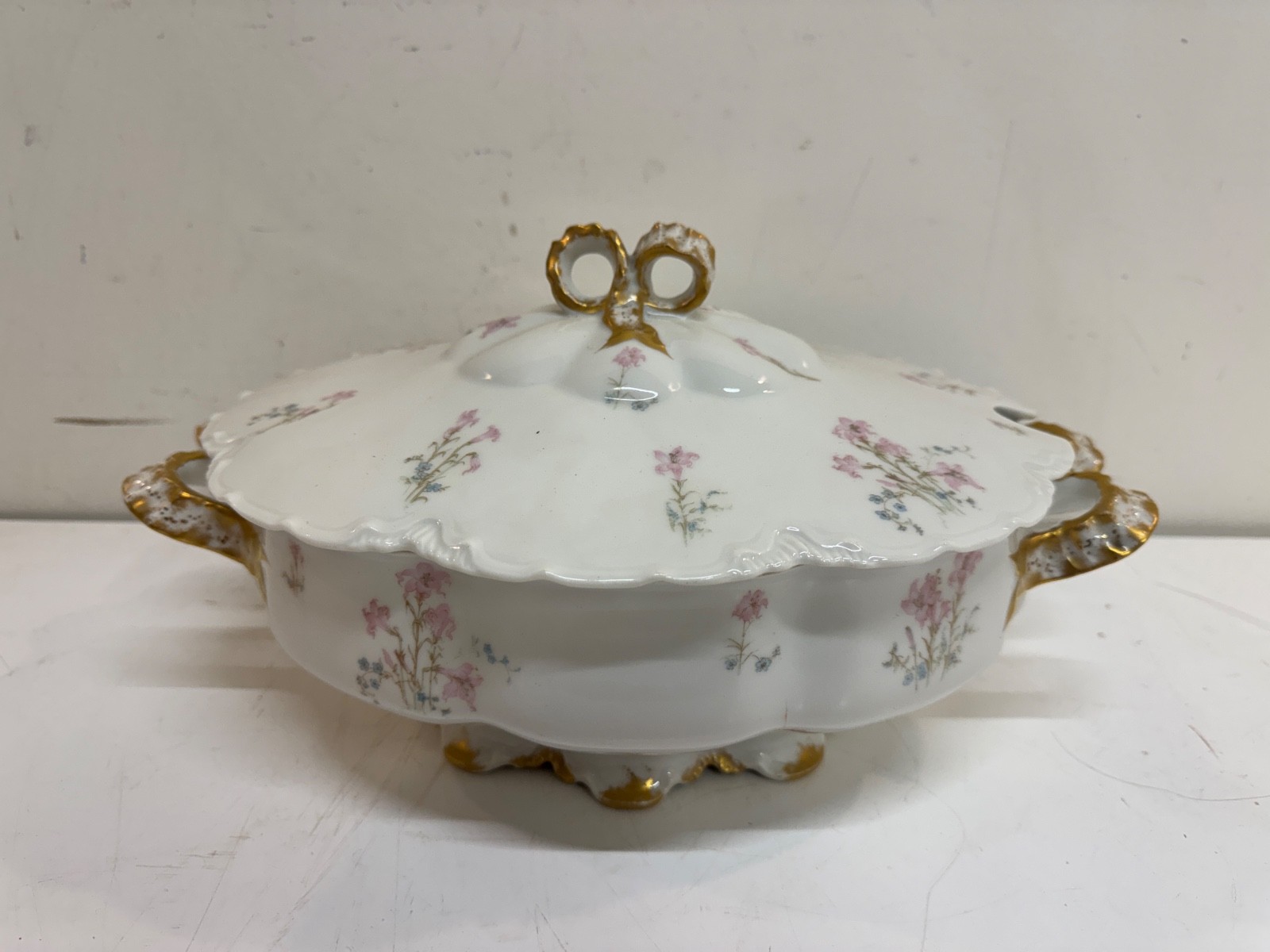 Antique Haviland Limoges Porcelain Covered Tureen with Pink Floral Decorations Antique Haviland Limoges Porcelain Covered Tureen with Pink Floral Decorations