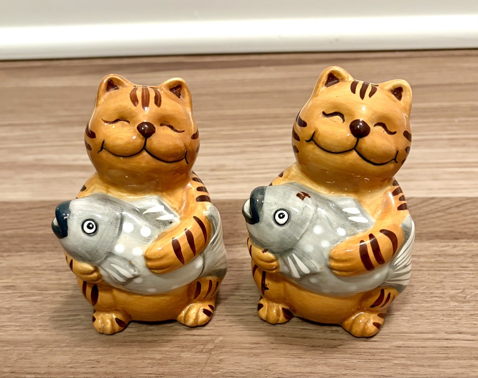 Vintage CKAO Smiling TIGER STRIPE Orange Tabby CAT w FISH Salt And Pepper Shaker Vintage CKAO Smiling TIGER STRIPE Orange Tabby CAT w FISH Salt And Pepper Shaker