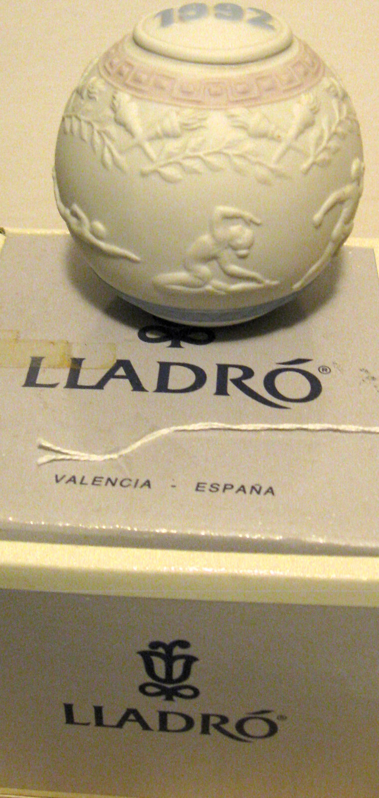 VINTAGE 1992 LLADRO BARCELONA SPAIN BALL PAPERWEIGHT NEW IN THE ORIGINAL BOX VINTAGE 1992 LLADRO BARCELONA SPAIN BALL PAPERWEIGHT NEW IN THE ORIGINAL BOX