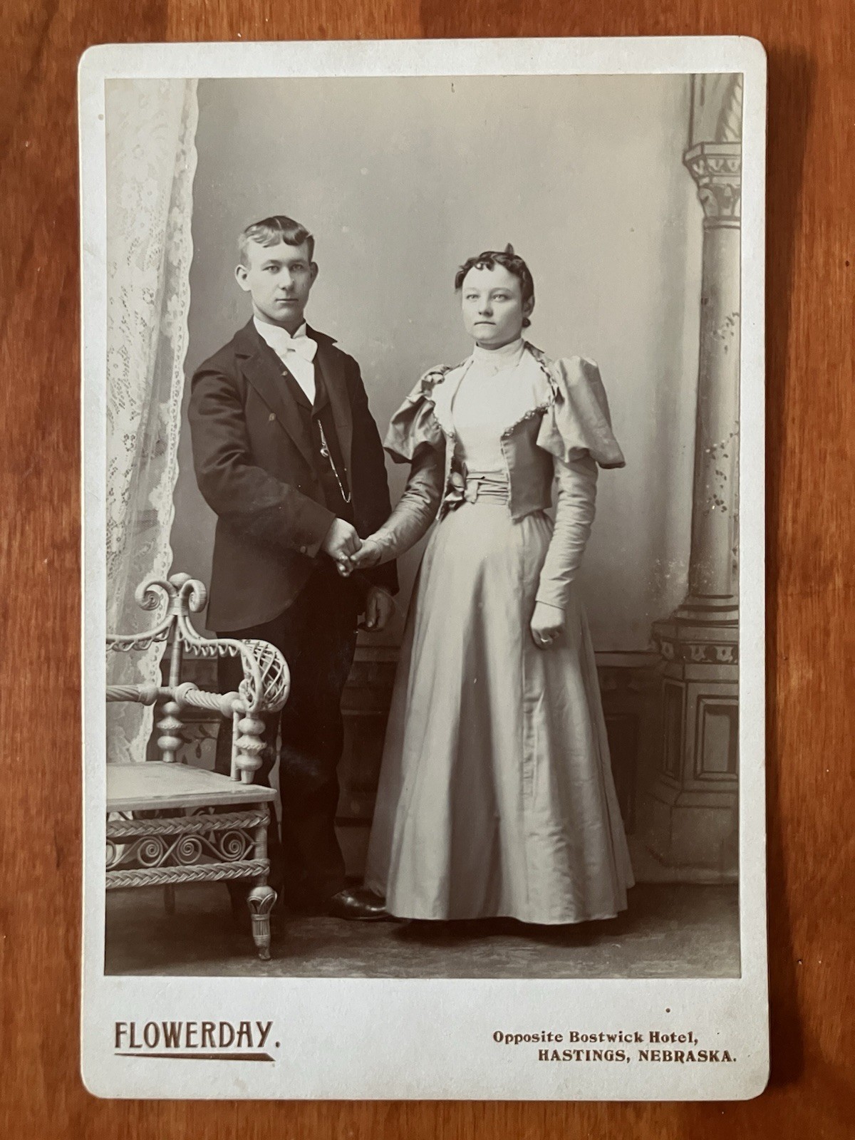 Young Couple ID\'d Hastings NE Cabinet Card Antique Photo