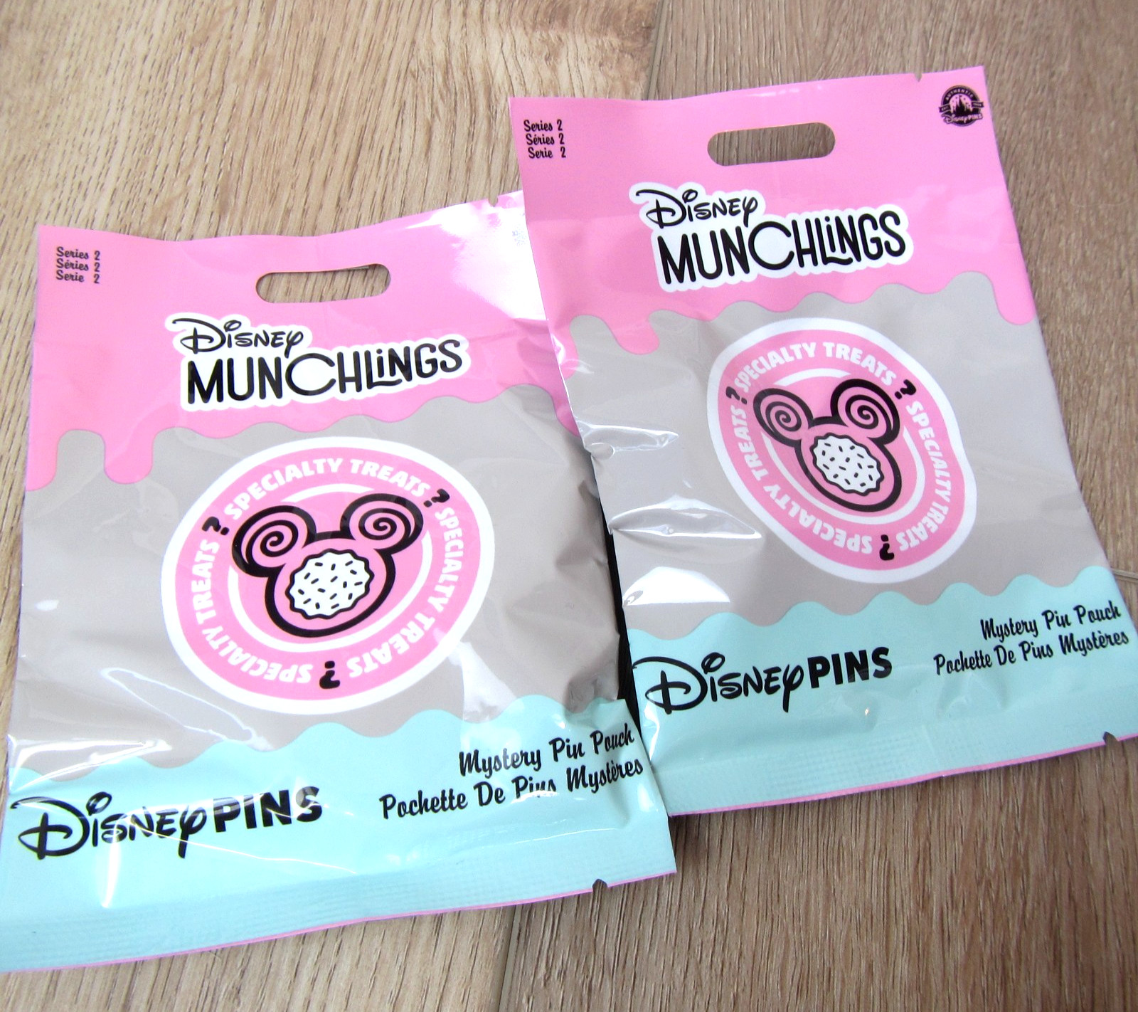 2 NEW SEALED DISNEY MYSTERY 5 10 PIN PACK POUCH MUNCHLINGS SERIES 2 PINK BAG