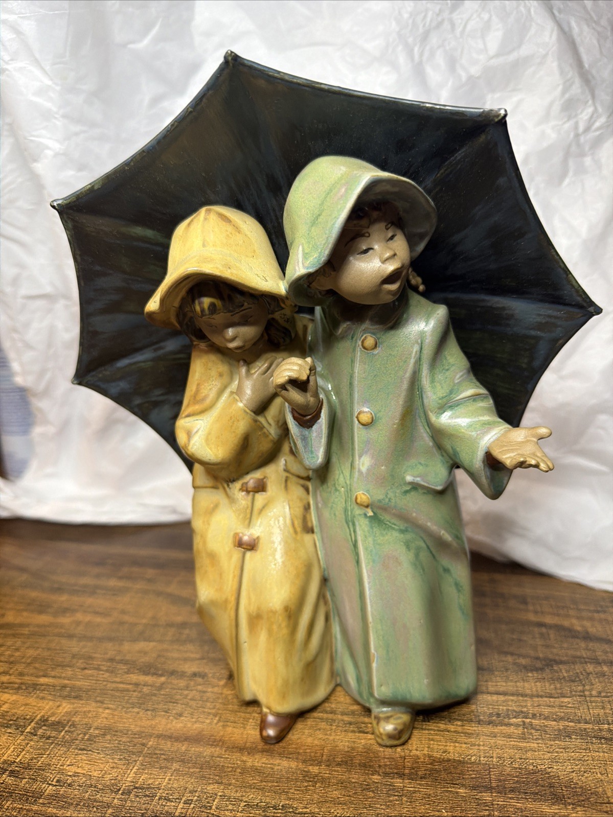 Vtg Lladro Figurine ~ Under the Rain #2077 ~ Gres Finish ~ Perfect Condition