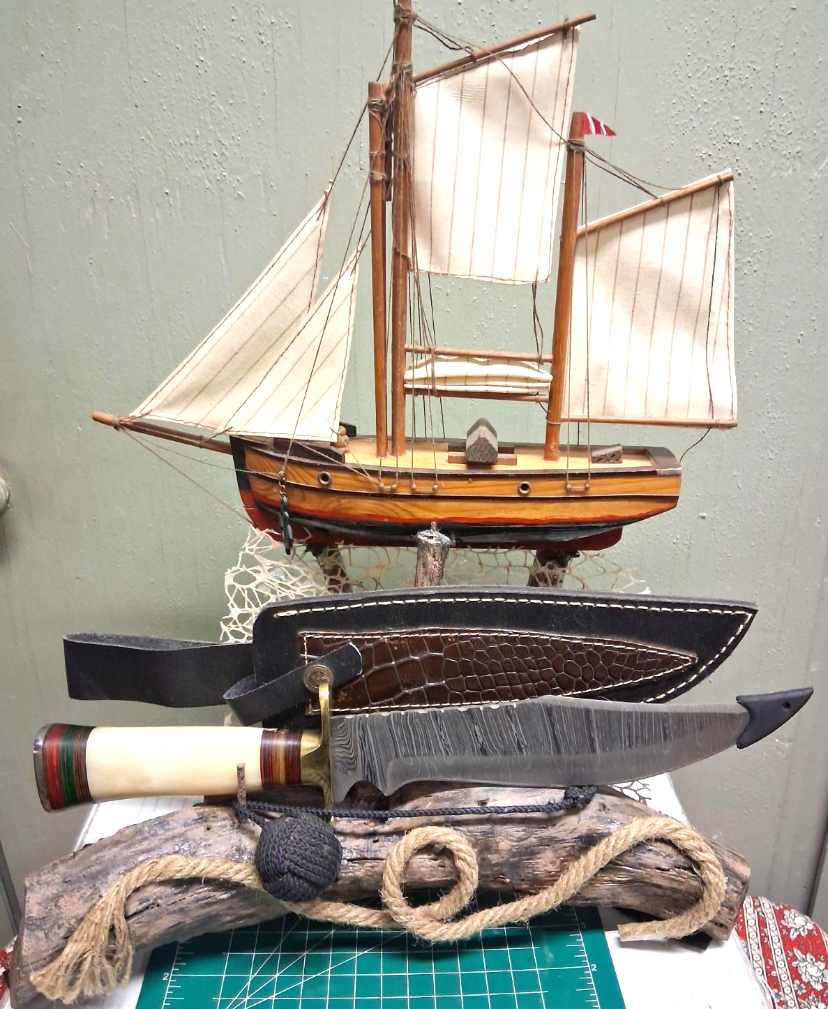 Ship master\'s knife, Damascus has a stand and sheath, & a (Monkeys fist) New Ship master\'s knife, Damascus has a stand and sheath, & a (Monkeys fist) New