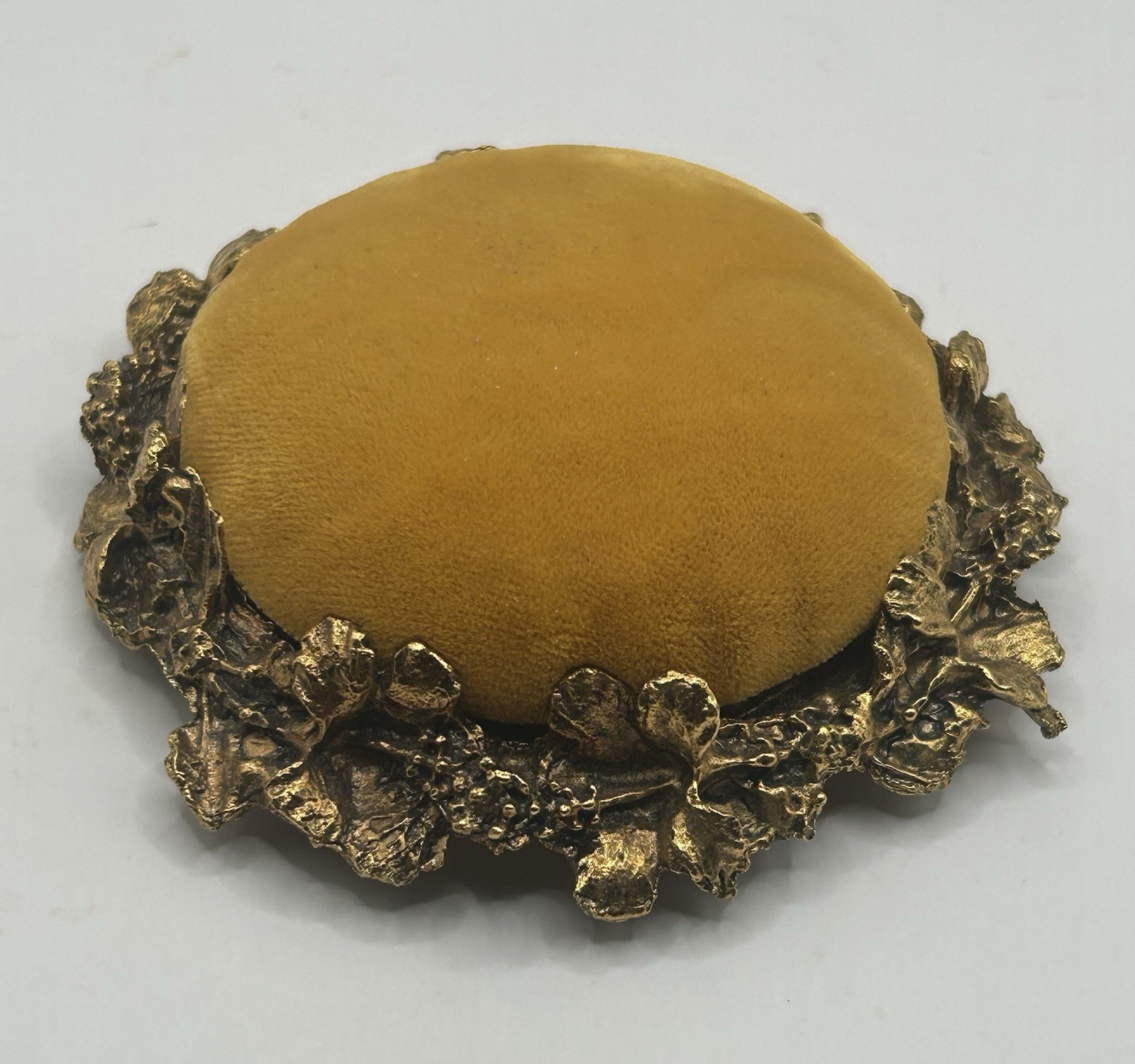 Vtg 1950s Gresco Gold Tone Velvet Pin Cushion Hibiscus Floral Heavy Metal Base Vtg 1950s Gresco Gold Tone Velvet Pin Cushion Hibiscus Floral Heavy Metal Base