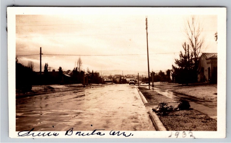1932 Vintage Car Sierra Bonita Ave Wet Street Scene B&W Photo Snapshot 1932 Vintage Car Sierra Bonita Ave Wet Street Scene B&W Photo Snapshot
