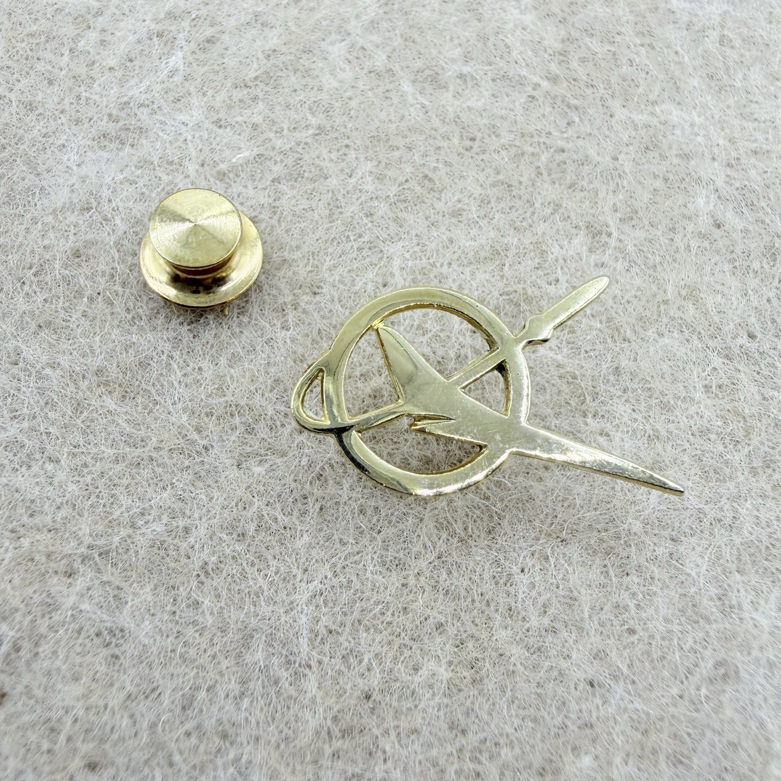 Vintage Gold Tone McDonnell Doublas Aerospace Airplane Pin Badge Emblem