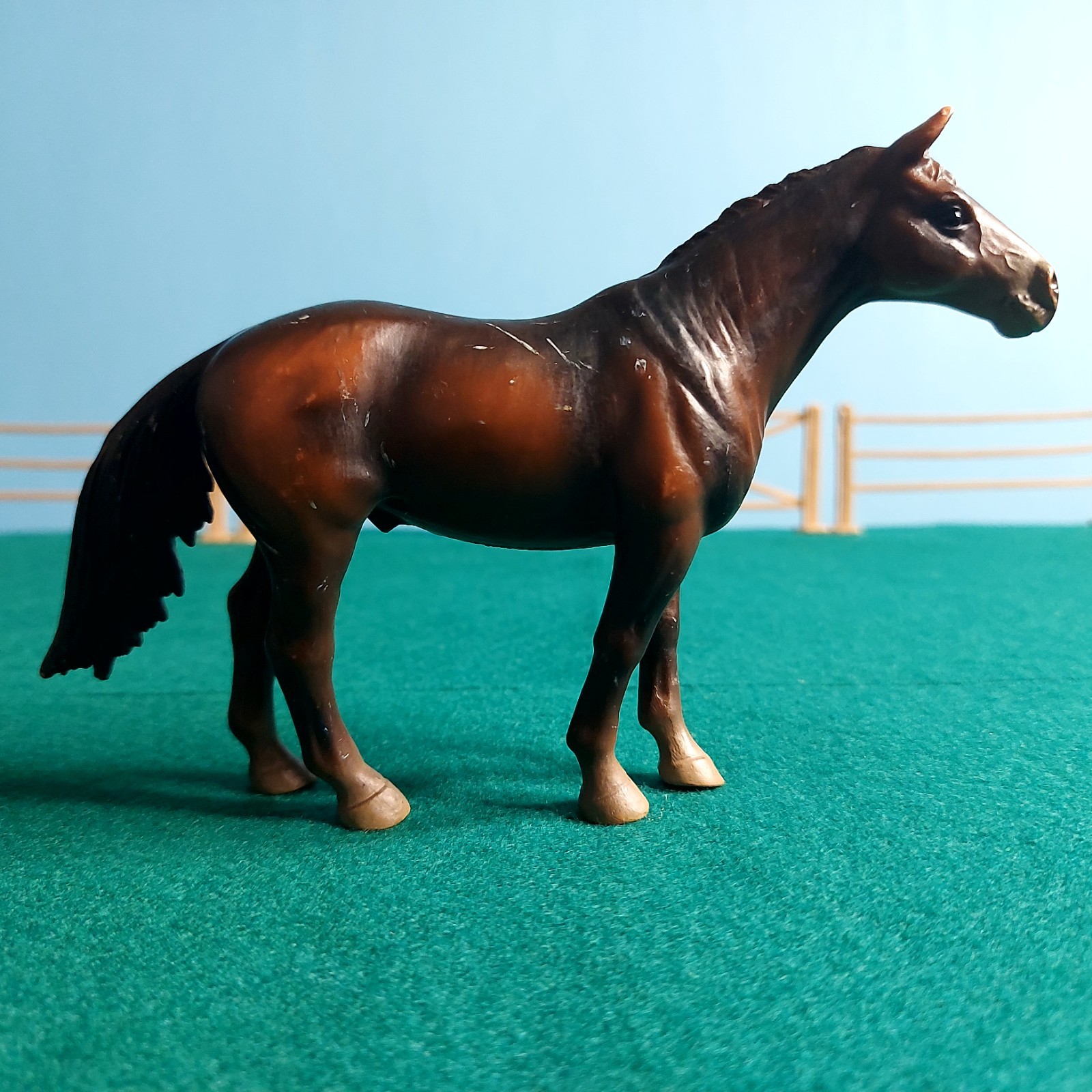 2002 Schleich Brown Thoroughbred Stallion Horse 5.5 Inch Figurine Animal 13273