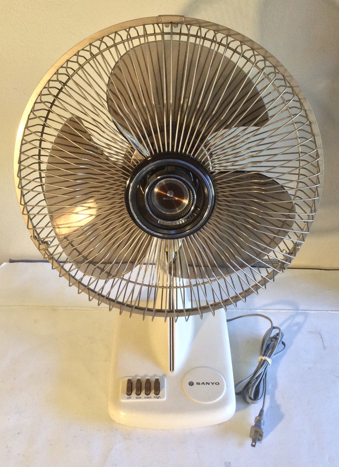 Vintage 1981 Sanyo Large 3 Speed Oscillating Tabletop Fan EF12SP2 Brown Blade