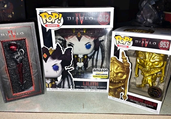 Diablo IV Hell Key + Funko Pops 6\