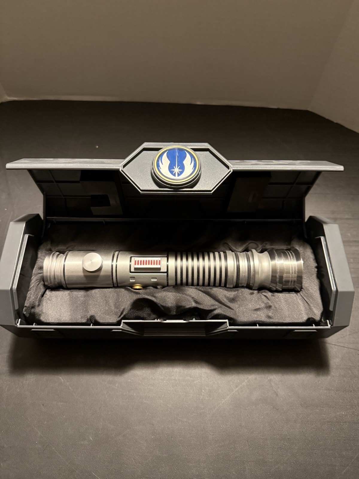 Star Wars Galaxy\'s Edge Ki-Adi-Mundi Jedi Master Legacy Lightsaber Hilt Star Wars Galaxy\'s Edge Ki-Adi-Mundi Jedi Master Legacy Lightsaber Hilt