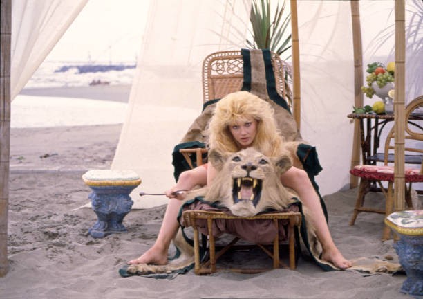 Italian host actress dancer Lorella Cuccarini poses with a lioness- Old Photo 1