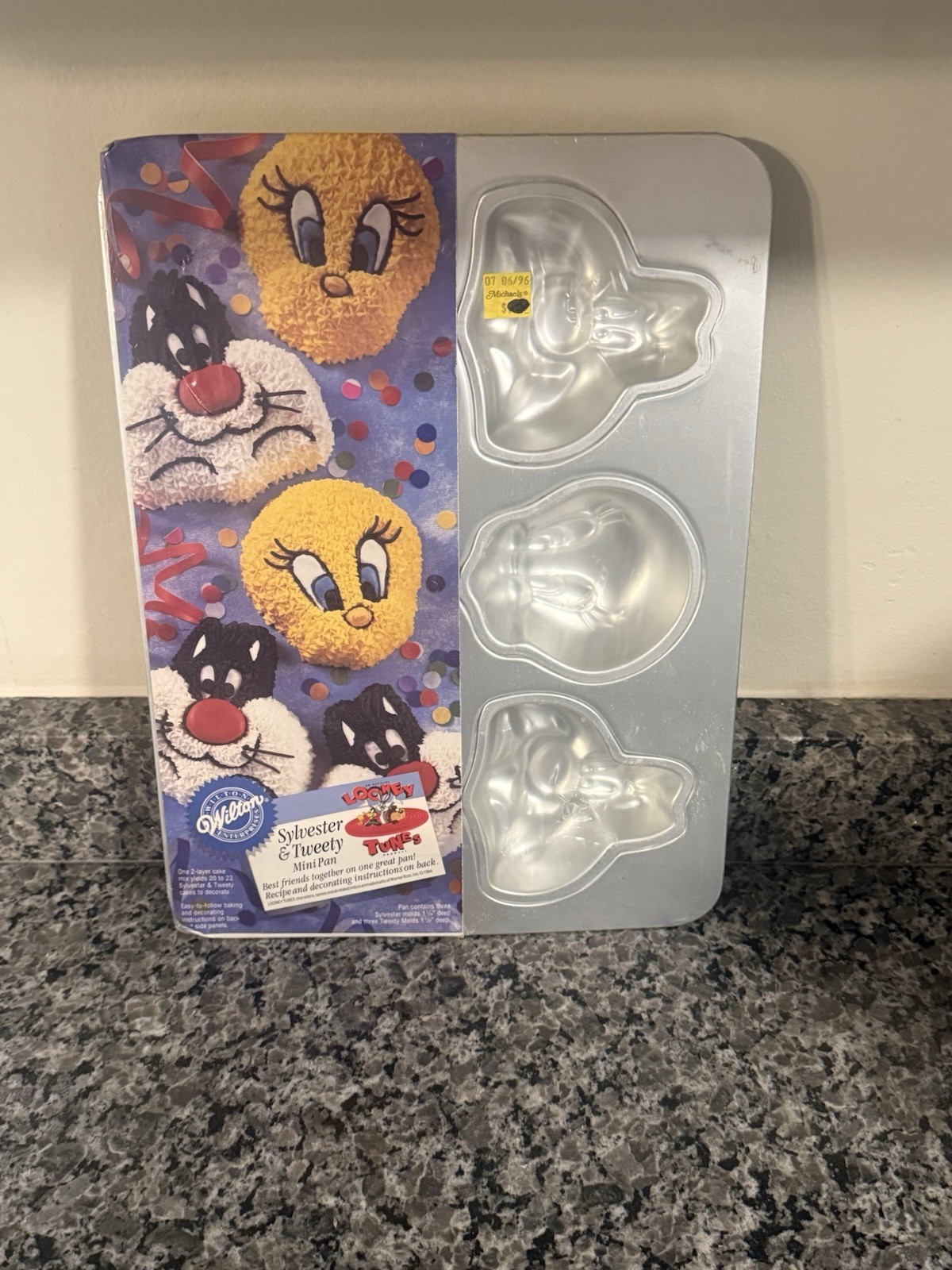 VTG 1994 Wilton Mini Cake Pan 6 Molds Looney Tunes Sylvester & Tweety #2105-8471