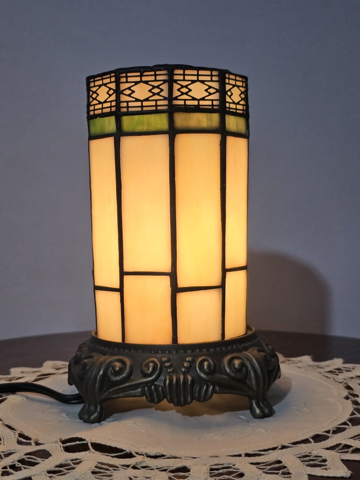 Vintage Tiffany-Style Stained Glass Table Lamp 7 1/2 Inches