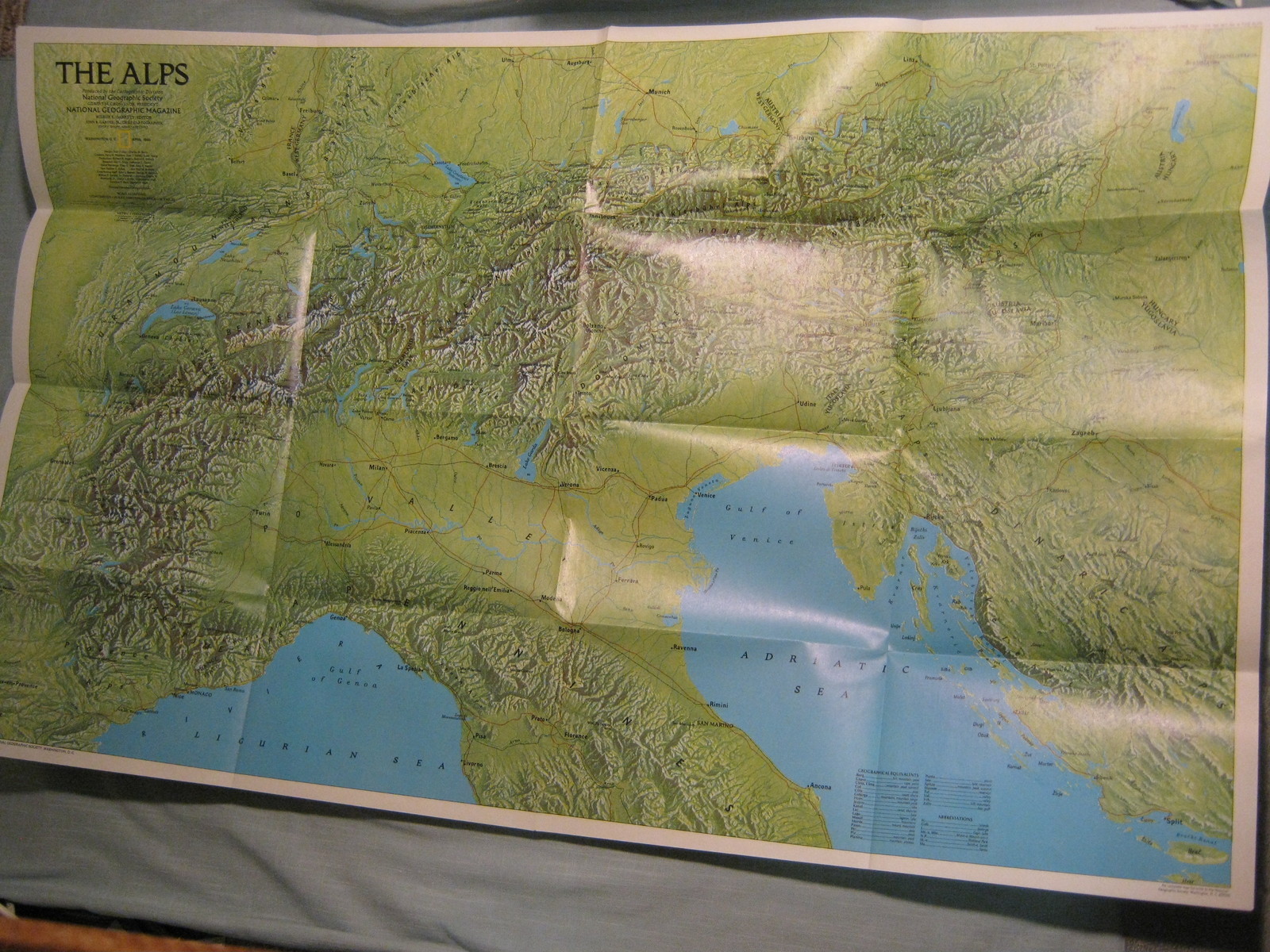 A TRAVELER'S MAP OF THE ALPS National Geographic April 1985