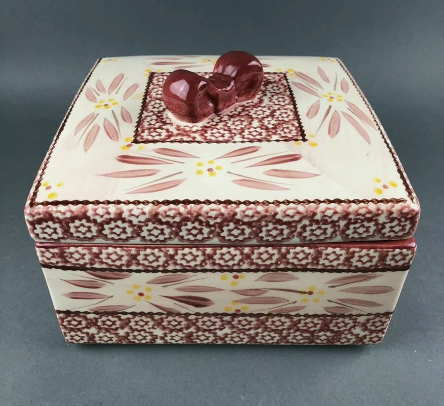 Temptations 3 Quart Old World Red Square Casserole Dish with Bow Lid