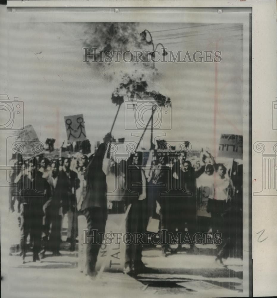 1985 Press Photo African protesters burn a British flag outside embassy, Isreal
