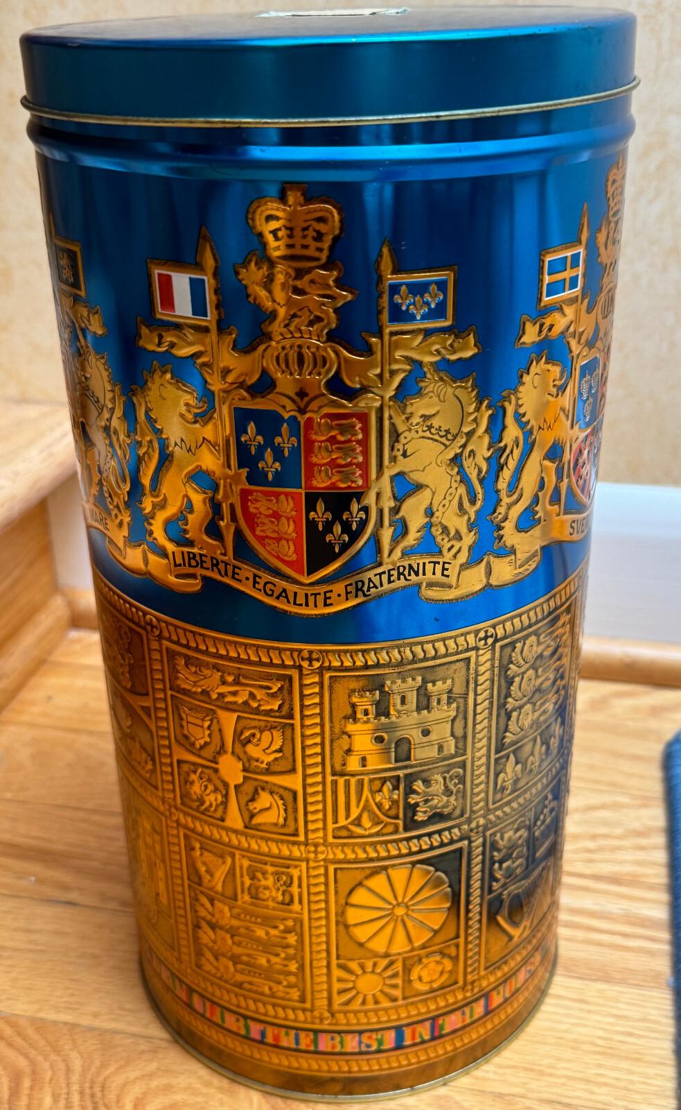 ENDS SOON-Vintage Canadian Club Whisky EMPTY TIN Best in the House in 87 Lands