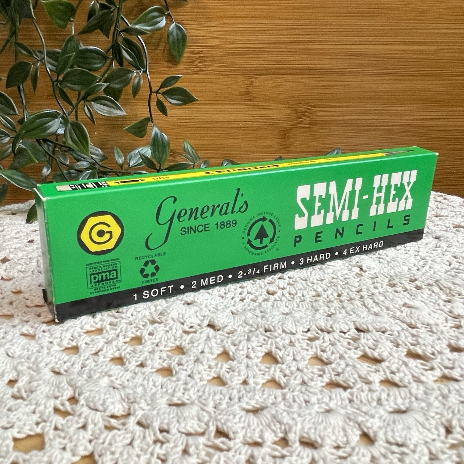 Vintage General's Semi-Hex No. 2 Pencils 12 Pack Green Box Made In USA Cedar