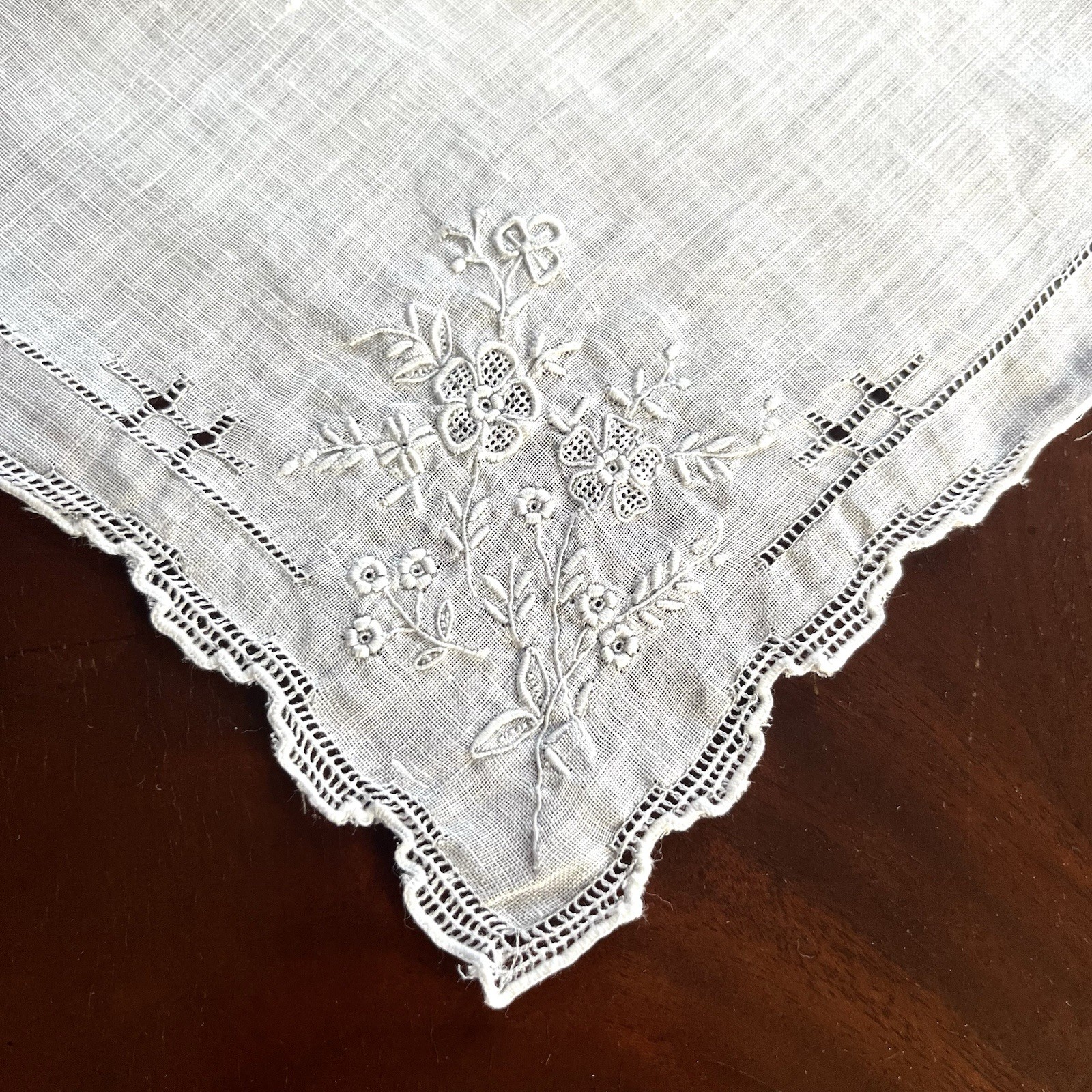 VTG Wedding Hankie White Linen Madeira Embroidery Drawn Punch Work 11x11\ VTG Wedding Hankie White Linen Madeira Embroidery Drawn Punch Work 11x11\