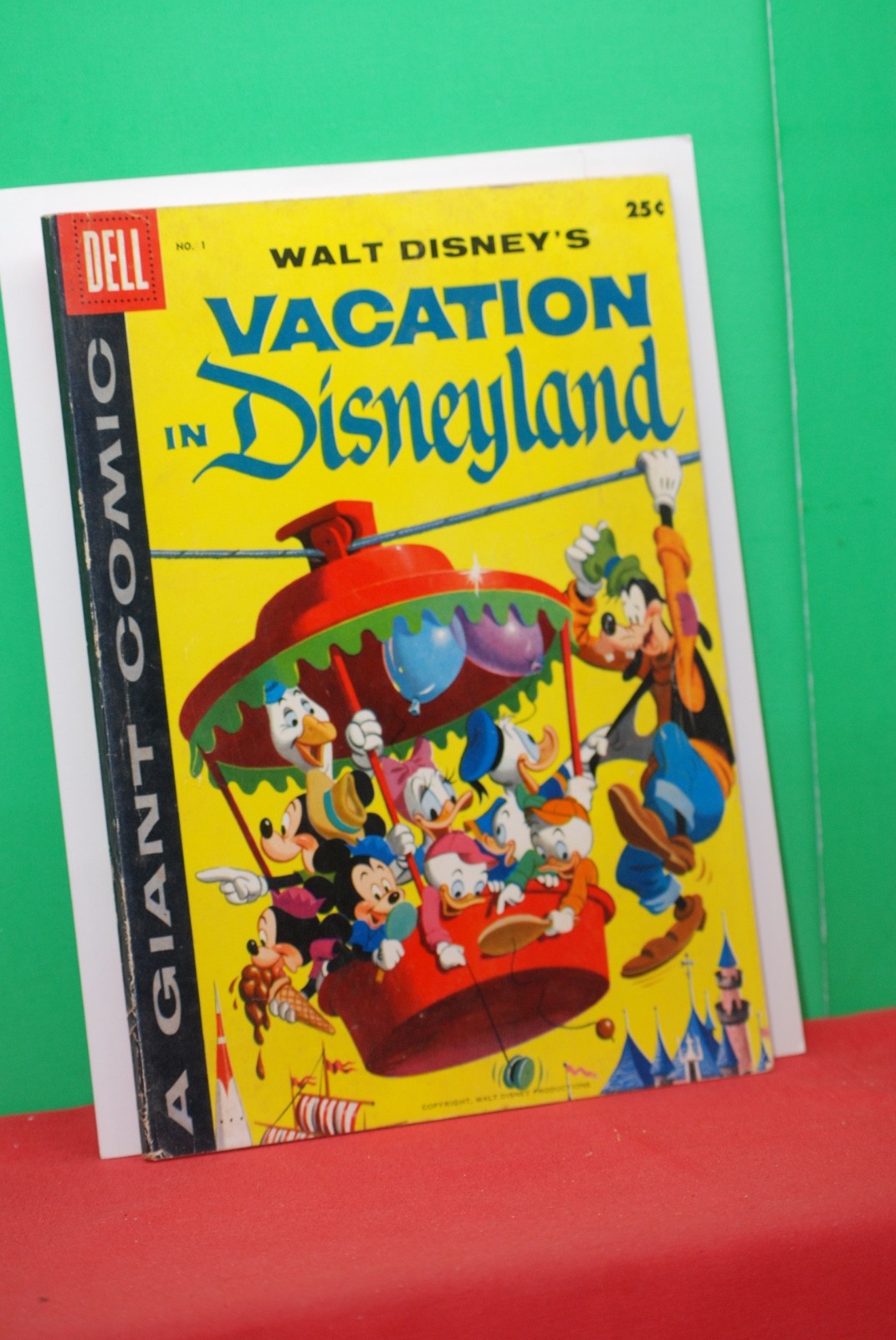 Walt Disney\'s Vacation in Disneyland #1 1958 Dell Giant. VF+ Walt Disney\'s Vacation in Disneyland #1 1958 Dell Giant. VF+