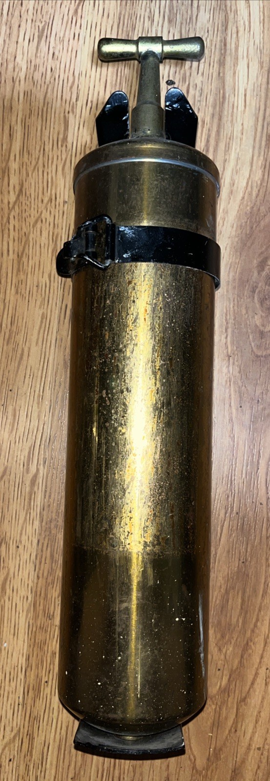 Vintage WWII Jeep Brass Fire Extinguisher Pyrene Style w/Wall Mount Preowned Vintage WWII Jeep Brass Fire Extinguisher Pyrene Style w/Wall Mount Preowned