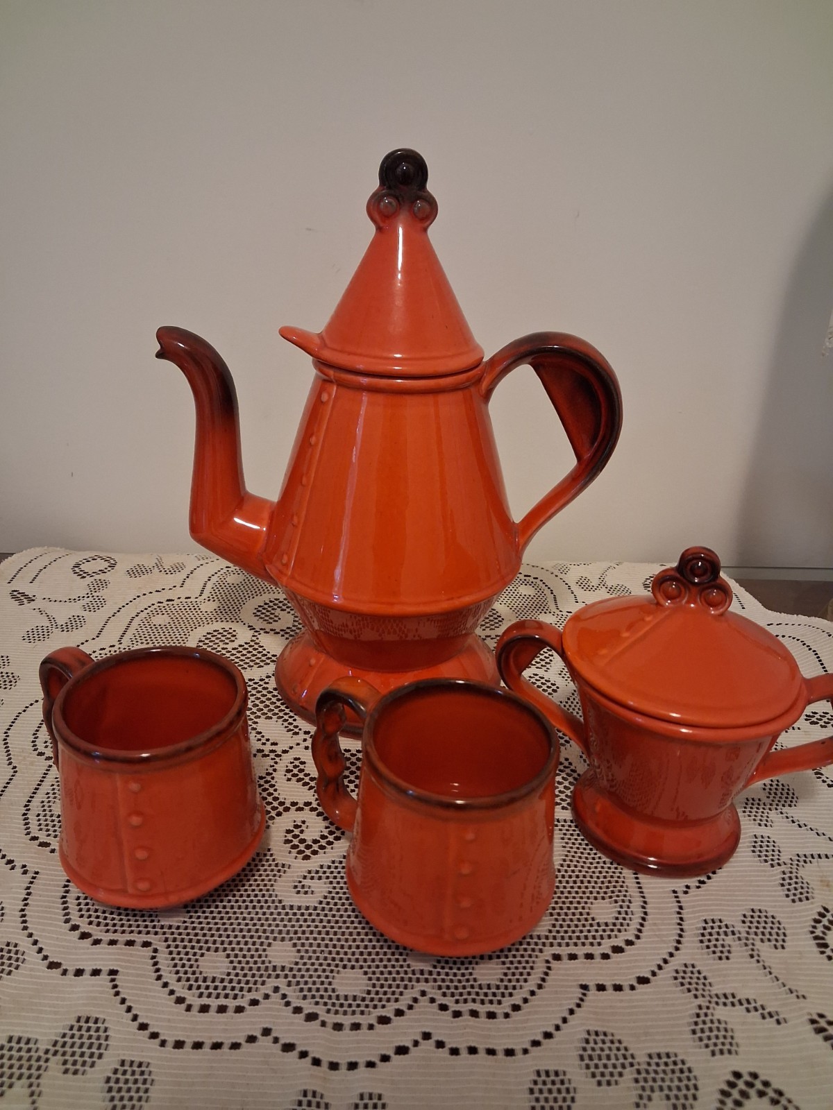 Metlox Vintage 5 cup Coffee/Tea Pot, 2 Mugs, 1 Sugar Bowl Metlox Vintage 5 cup Coffee/Tea Pot, 2 Mugs, 1 Sugar Bowl