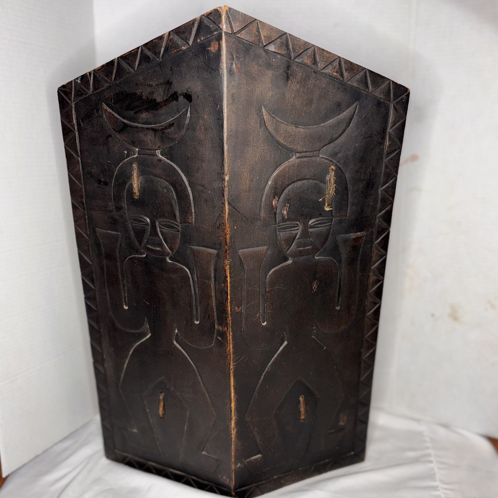 Taiwan PAIWAN Tribe  Formosa Indigenous Carved Wood Ceremonial Shield Tribal Art