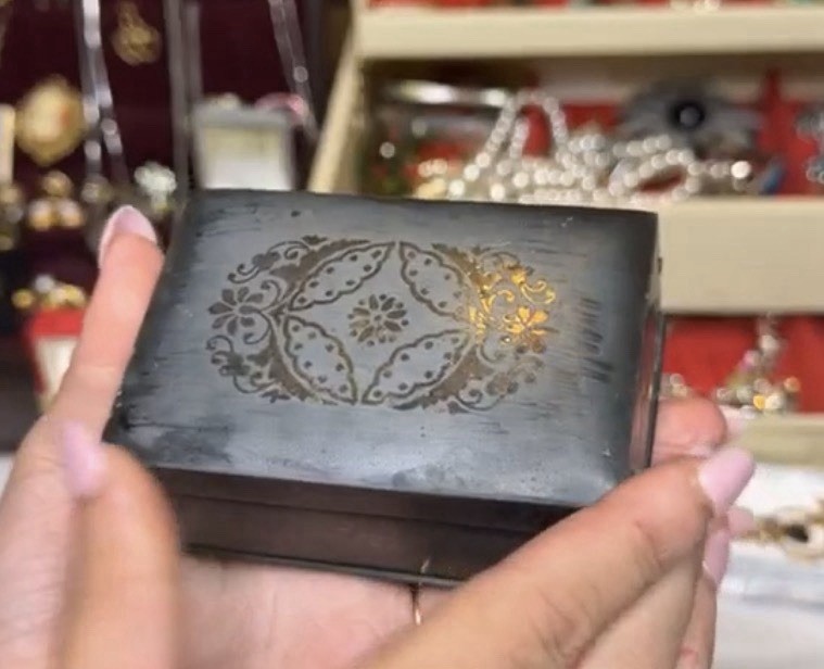 Small Vintage Metal Trinket Box w/ Lid Solid Rectangle for Trinkets or Jewelry Small Vintage Metal Trinket Box w/ Lid Solid Rectangle for Trinkets or Jewelry