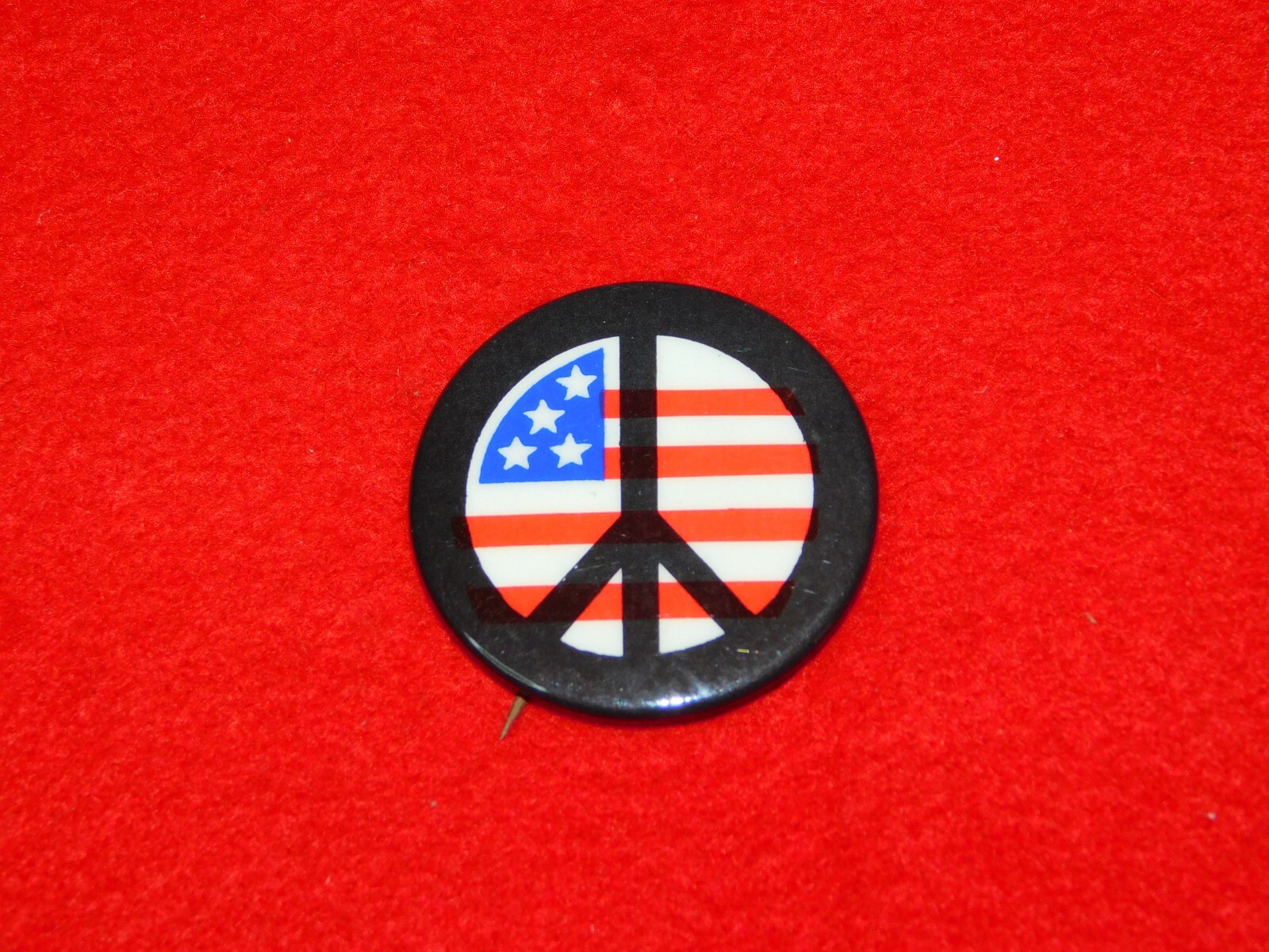 VINTAGE  HIPPIE PEACE FLAG  PINBACK BUTTON