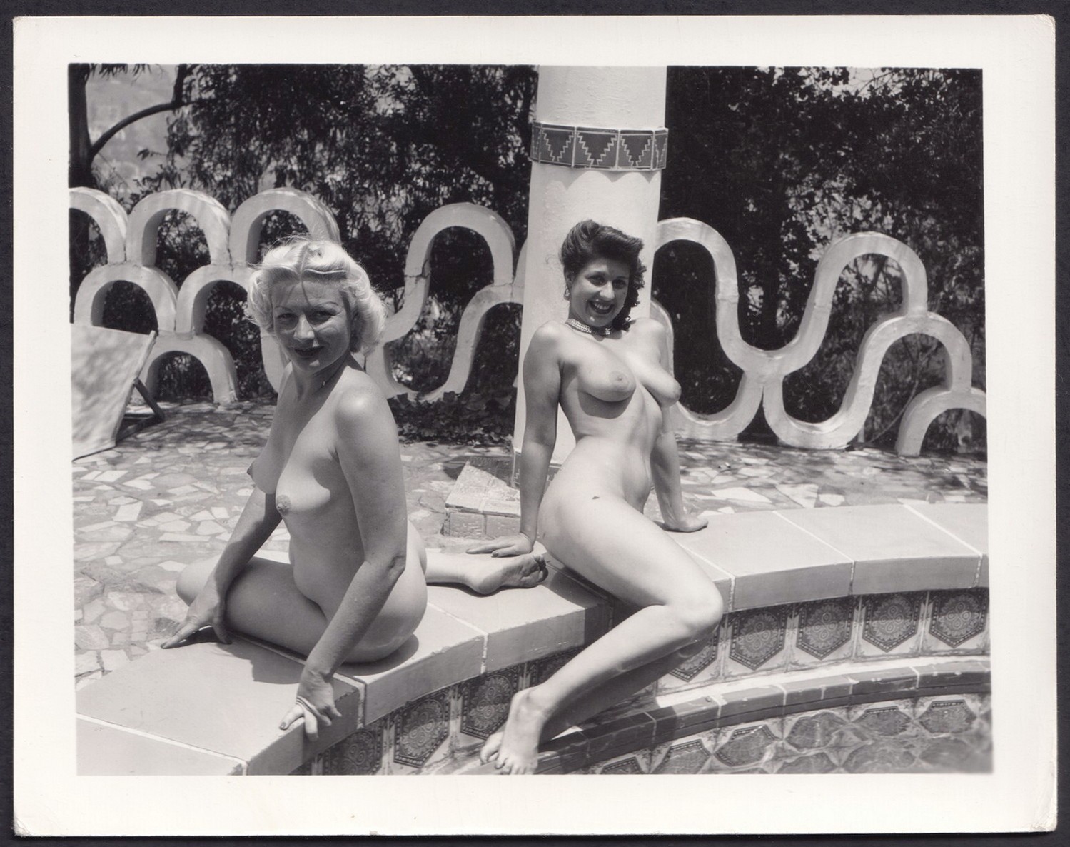 Vintage 1950\'s Girlie PINUP Photo ~ SPIDER POOL ~ Busty Risque B&W Original Nude
