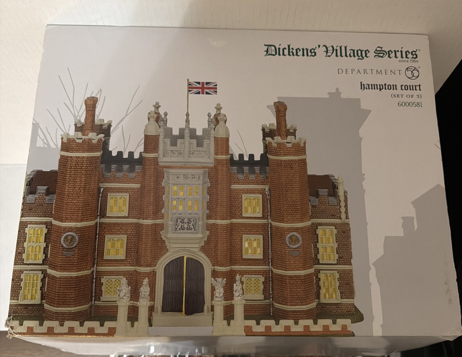 Department 56 Christmas Village Hampton Court Dickens Series #6000581 Brand New
