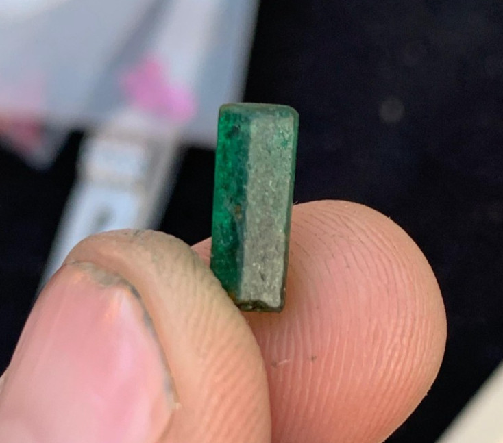 2.25 ct 11*4mm top quality natural deep green color emerald crystal rough