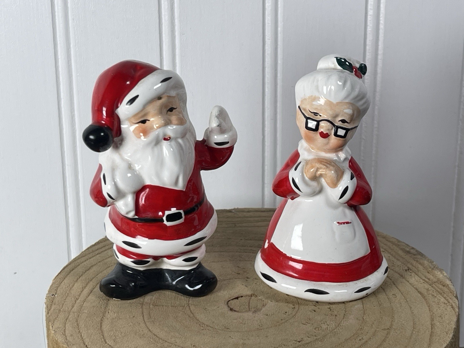 Vintage Santa and Mrs. Claus Salt and Pepper Shakers Set Made in Japan Ceramic Vintage Santa and Mrs. Claus Salt and Pepper Shakers Set Made in Japan Ceramic