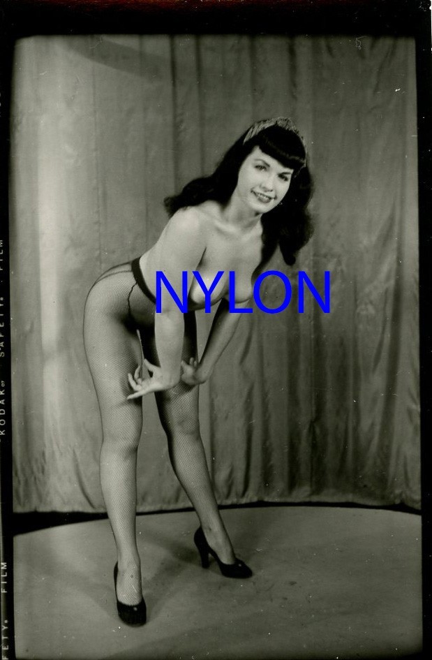 RARE BETTIE PAGE VINTAGE 1950's 3 1/2 x 2 1/4 PHOTOGRAPH RARE BETTIE PAGE VINTAGE 1950's 3 1/2 x 2 1/4 PHOTOGRAPH