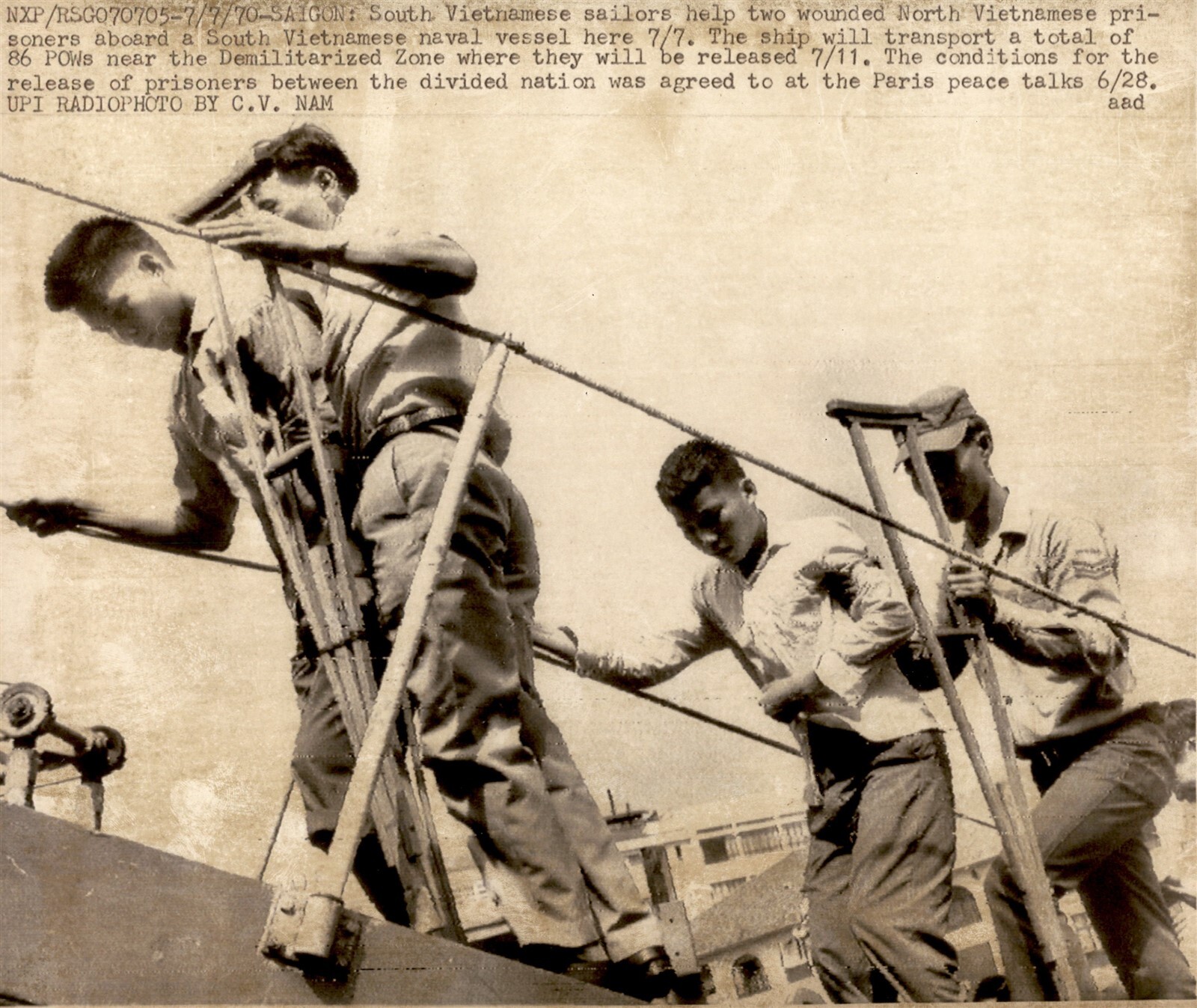 LG1 1970 Wire Photo SOUTH VIETNAMESE SAILORS HELP WOUNDED NORTH PRISONERS POWs LG1 1970 Wire Photo SOUTH VIETNAMESE SAILORS HELP WOUNDED NORTH PRISONERS POWs