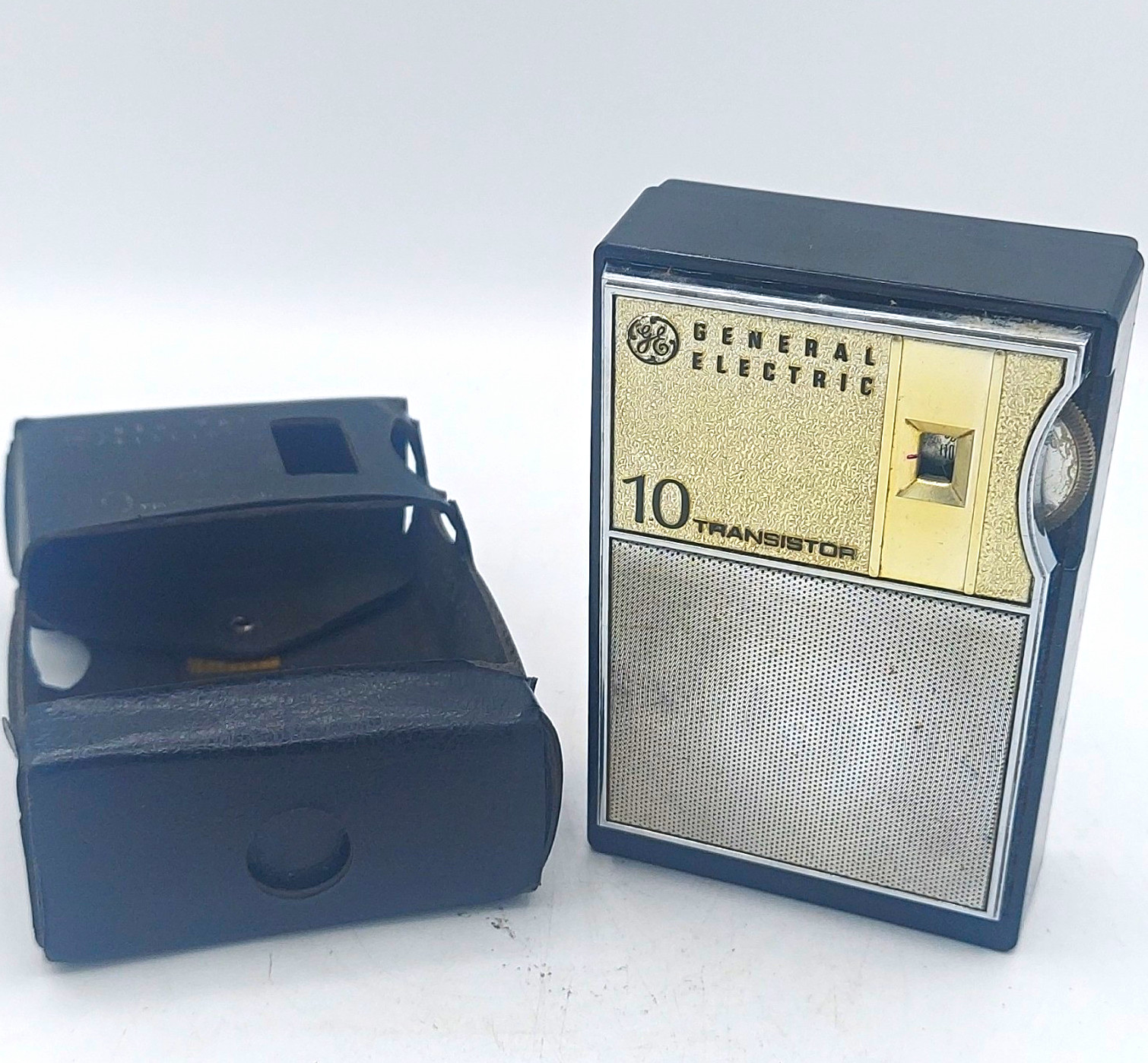 Vintage 1965 GE P1700A 10 Transistor AM Pocket Radio Black Chrome WORKS W/ Case