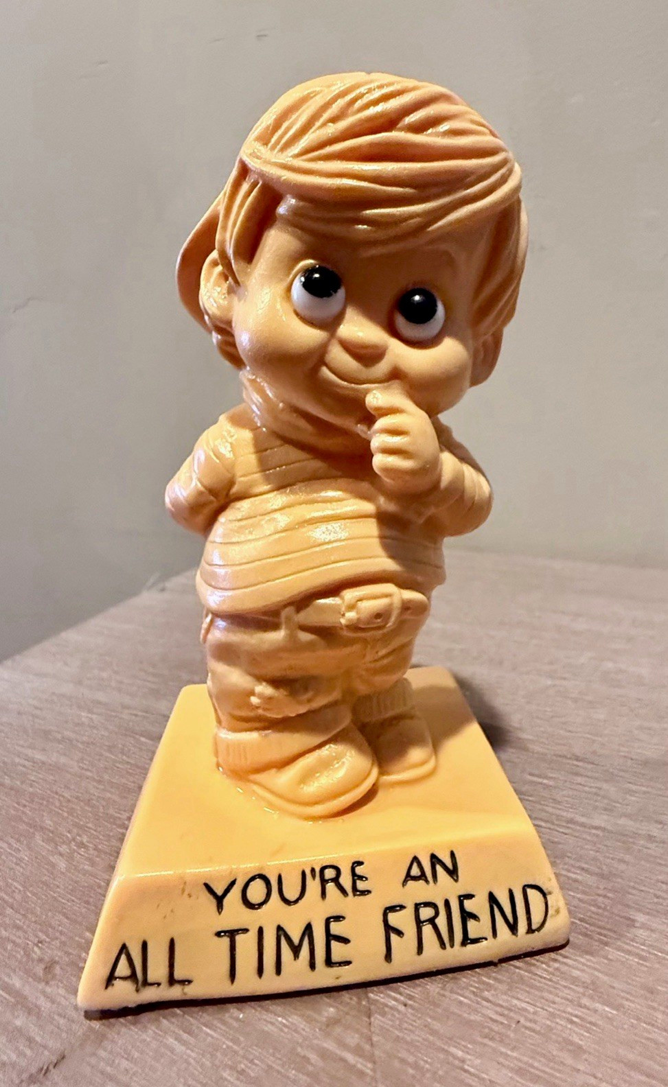Retro Resin Boy Figurine Statue Shiny Finish “You’re An All Time Friend” Base Retro Resin Boy Figurine Statue Shiny Finish “You’re An All Time Friend” Base