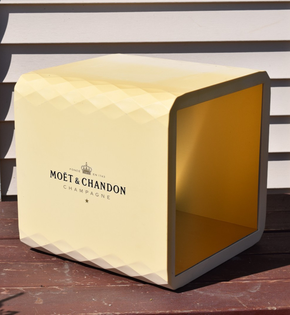 Moet & Chandon Champagne 16